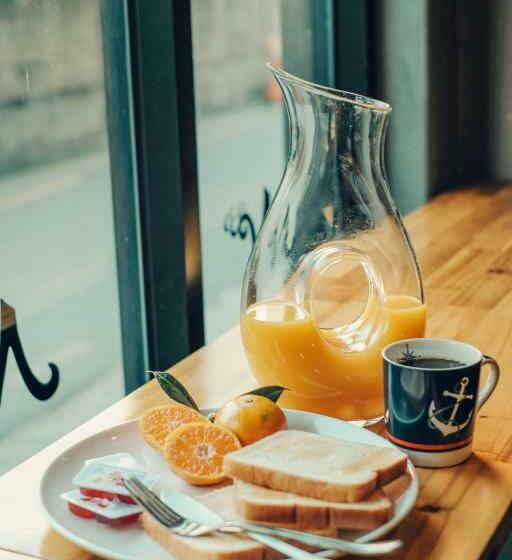 Camera Deluxe, Noel Business