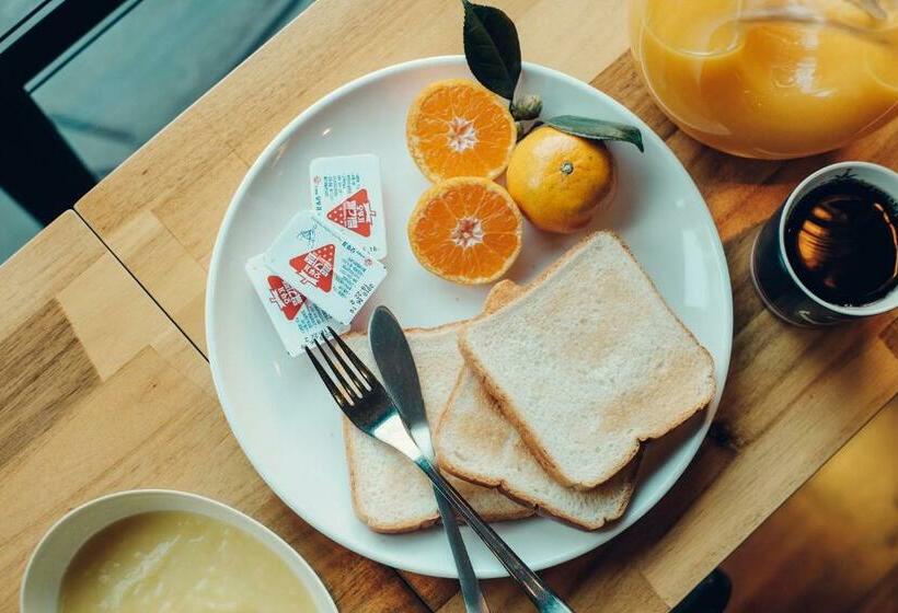 Camera Deluxe, Noel Business