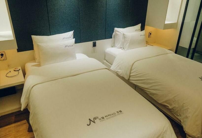 Camera Deluxe, Noel Business