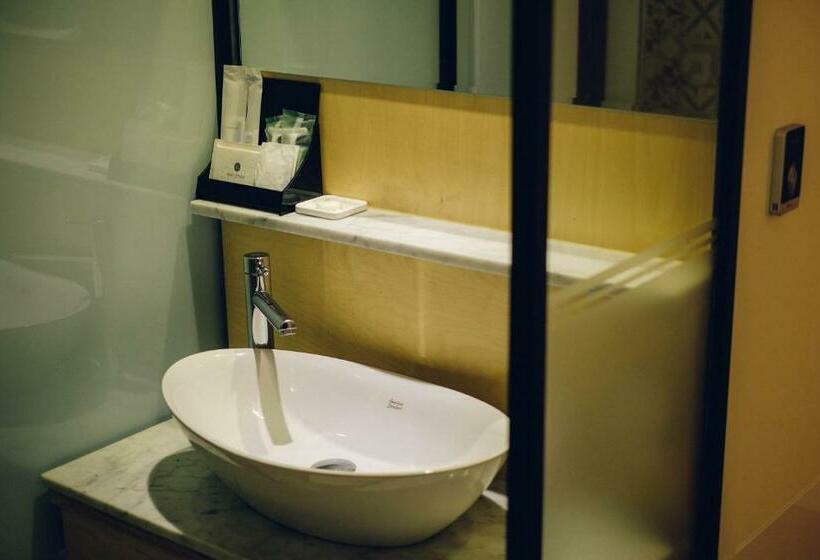 Camera Deluxe, Noel Business