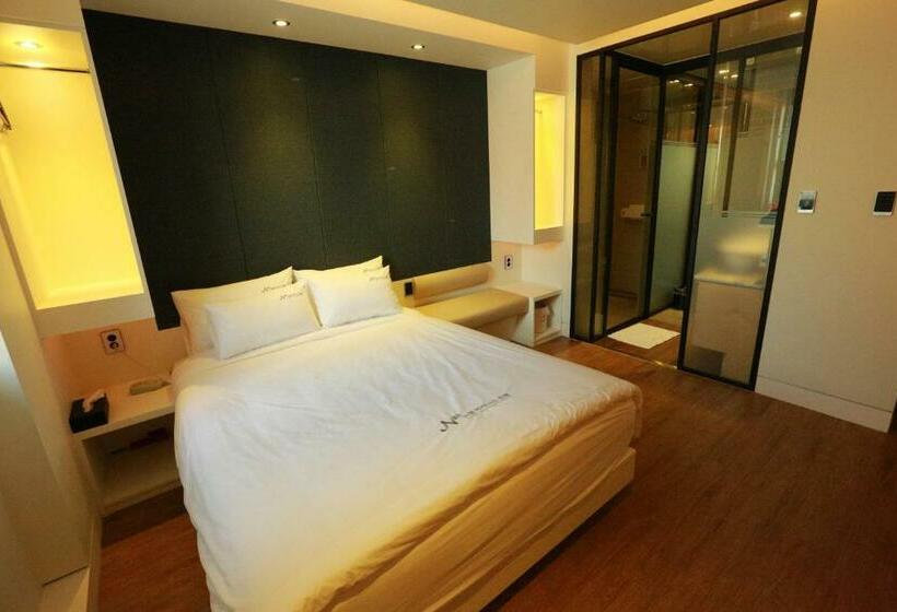 Camera Deluxe, Noel Business