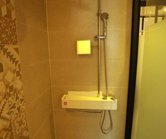 Camera Deluxe, Noel Business