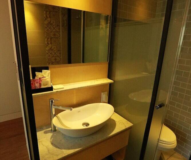 Camera Deluxe, Noel Business