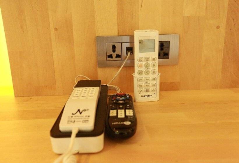 Camera Deluxe, Noel Business