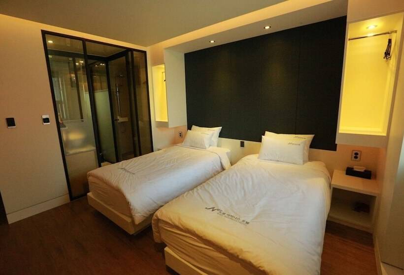 Camera Deluxe, Noel Business