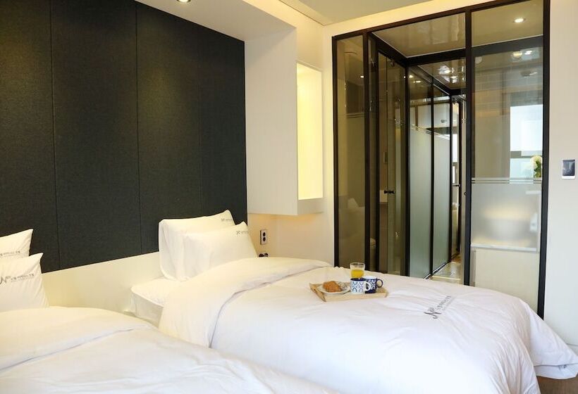 Camera Deluxe, Noel Business