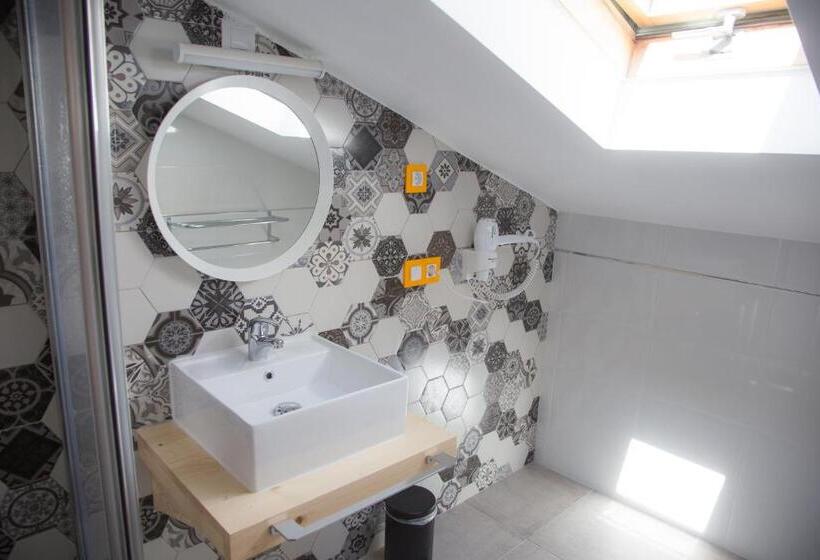 חדר סטנדרט לשלושה, Pension Restaurante Casa Camiño