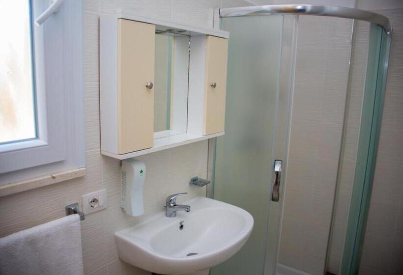 חדר סטנדרט לארבעה נוף לים, Royal