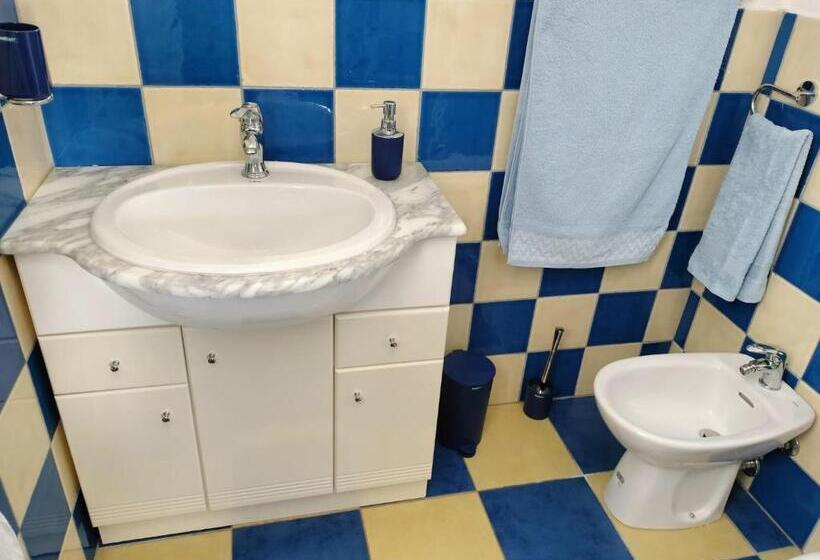 اتاق استاندارد, Bandi House