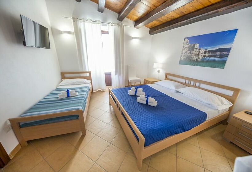 带阳台的三人标准间, Cefalu In Blu