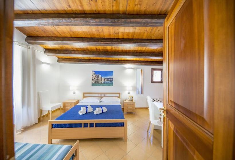 带阳台的三人标准间, Cefalu In Blu