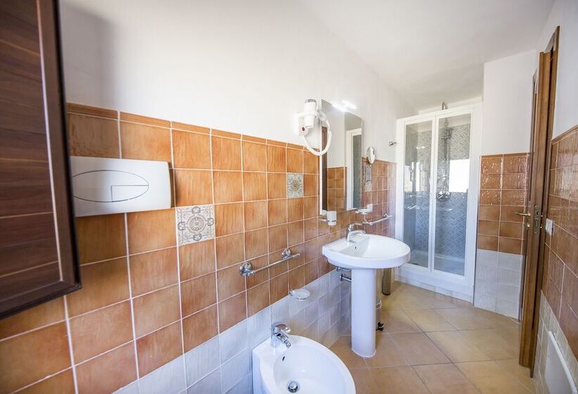 带海景的高档三人间, Cefalu In Blu