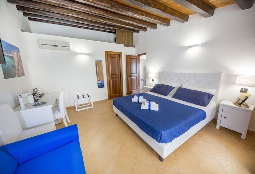 带海景的高档三人间, Cefalu In Blu