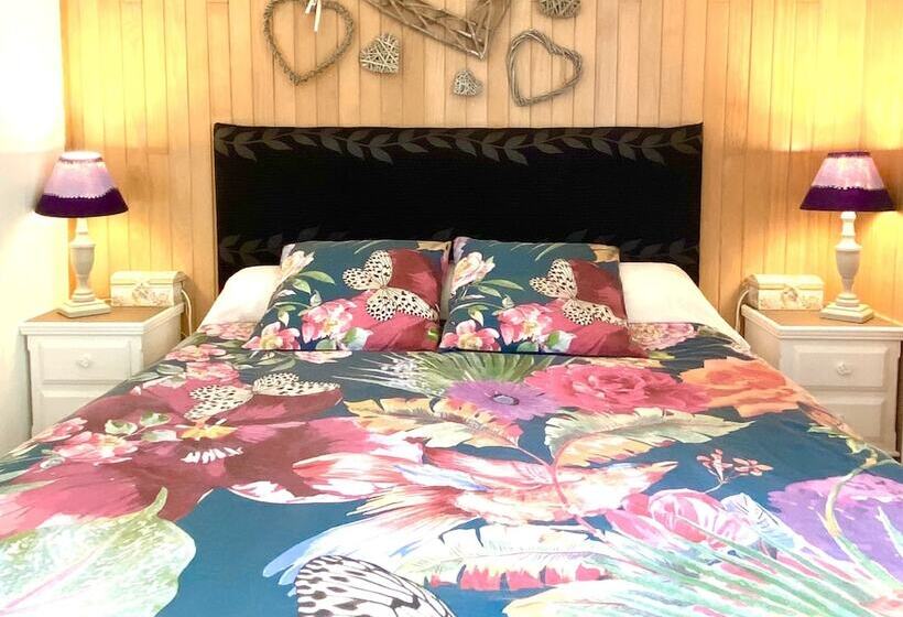 Studio Standard, Le Petit Prince à Sarlat Parking Privé Piscine Chauffée Espace Bien être Jacuzzi Et Massages