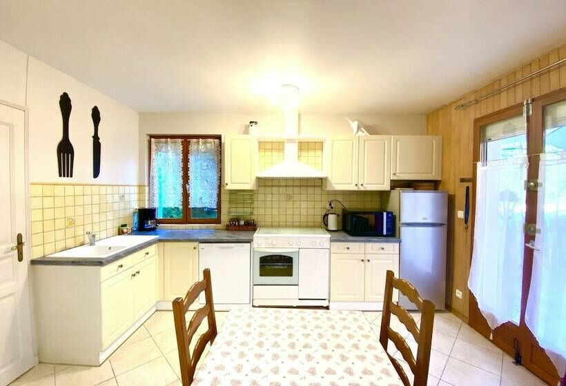 Studio Standard, Le Petit Prince à Sarlat Parking Privé Piscine Chauffée Espace Bien être Jacuzzi Et Massages