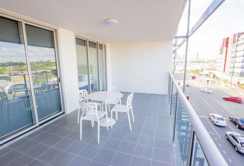 דירת חדר, Eastwood Apartments