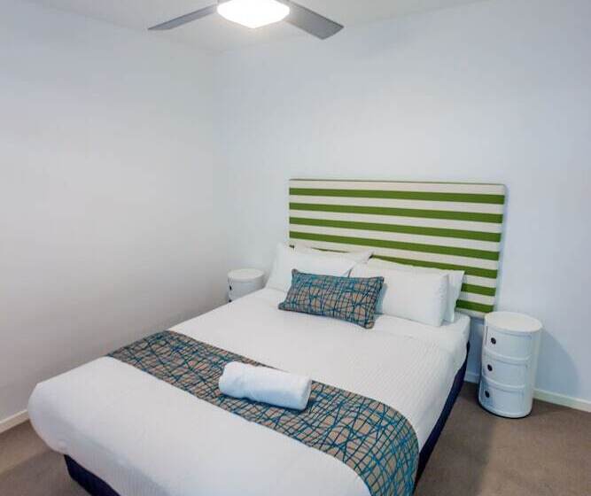 דירת חדר, Eastwood Apartments