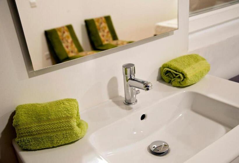 اتاق استاندارد با سرویس بهداشتی مشترک, Marco Polo Party Hostel