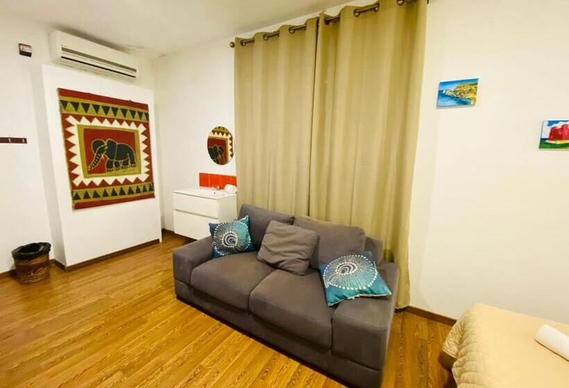 Standard Szoba Megosztott Fürdővel, Marco Polo Party Hostel