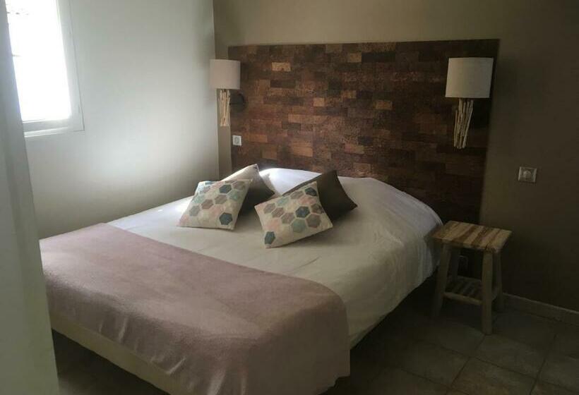 غرفة قياسية رباعية مطلة على الحديقة, Les Chambres Du Restaurant Le Castellaras   Teritoria