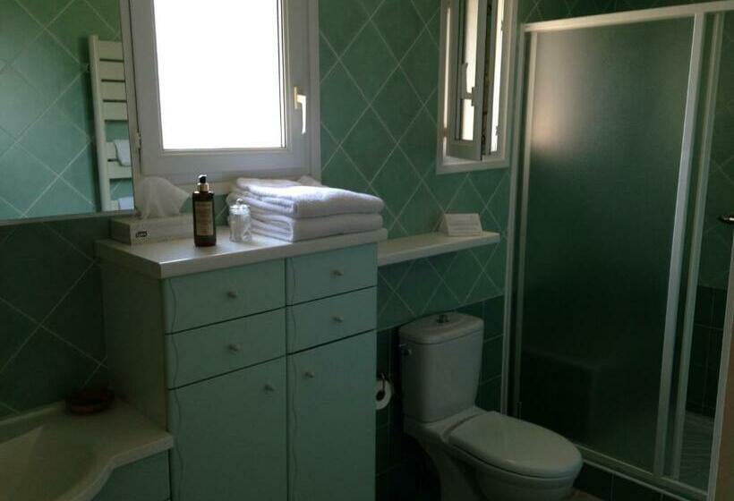 غرفة قياسية رباعية مطلة على الحديقة, Les Chambres Du Restaurant Le Castellaras   Teritoria