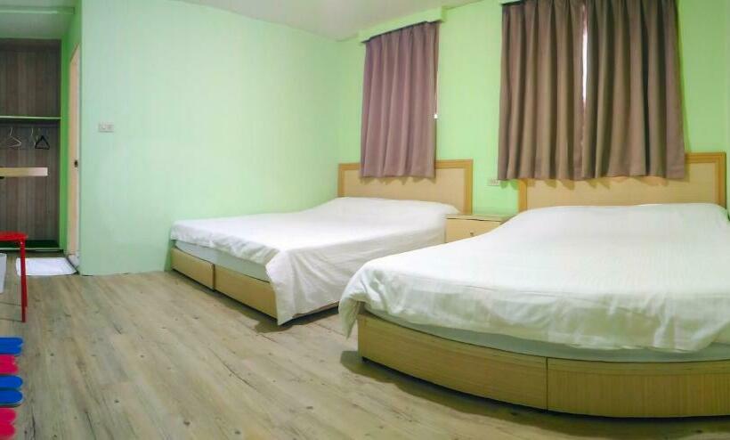 اتاق استاندارد چهار تخته, Chia Rong Hostel