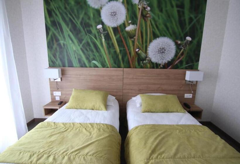 חדר סטנדרט עם מרפסת, Logis Hôtel   La Chambre D Amiens