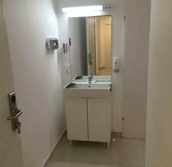 Economy Triple Room, Ch Luka Budget