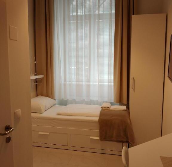 Economy Triple Room, Ch Luka Budget