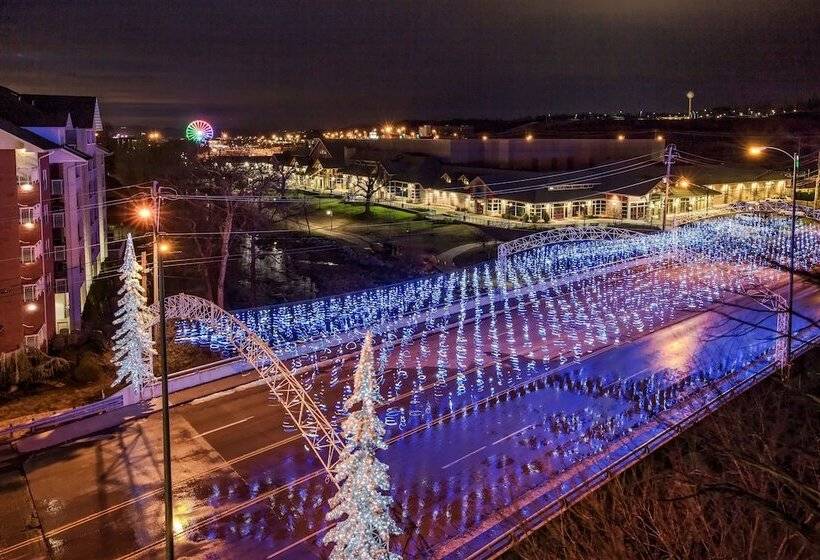 سوئیت با چشمانداز رودخانه, Black Fox Lodge Pigeon Forge, Tapestry Collection By Hilton