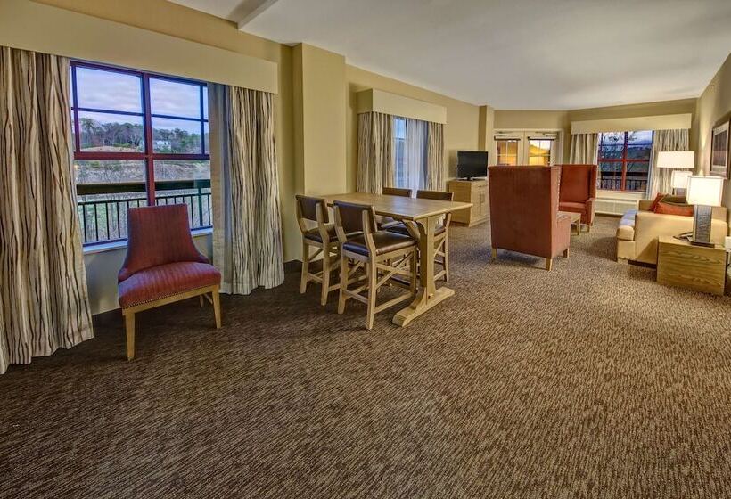 سوئیت با چشمانداز رودخانه, Black Fox Lodge Pigeon Forge, Tapestry Collection By Hilton