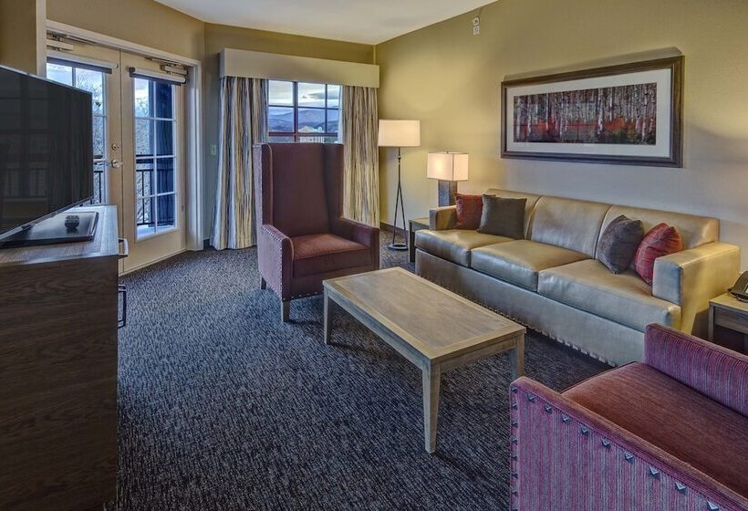 سوئیت با چشمانداز رودخانه, Black Fox Lodge Pigeon Forge, Tapestry Collection By Hilton