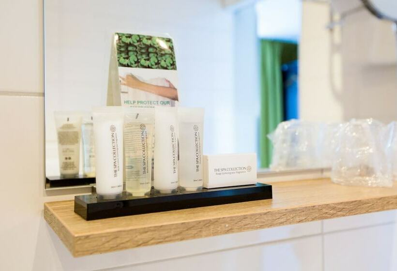 اتاق لوکس با چشمانداز دریاچه, Camp Inn