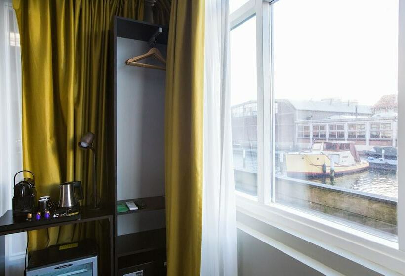 اتاق لوکس با چشمانداز دریاچه, Camp Inn