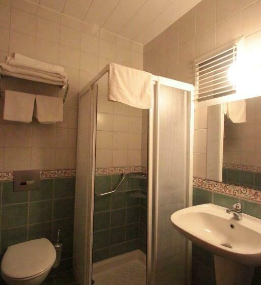 اتاق استاندارد با بالکن و چشمانداز دریا, Ford