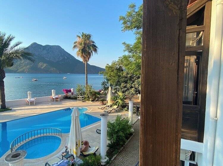 اتاق استاندارد با بالکن و چشمانداز دریا, Ford