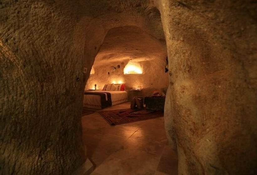 سوئیت با وان آب گرم, Jerveni Cave