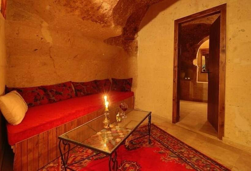 سوئیت با وان آب گرم, Jerveni Cave