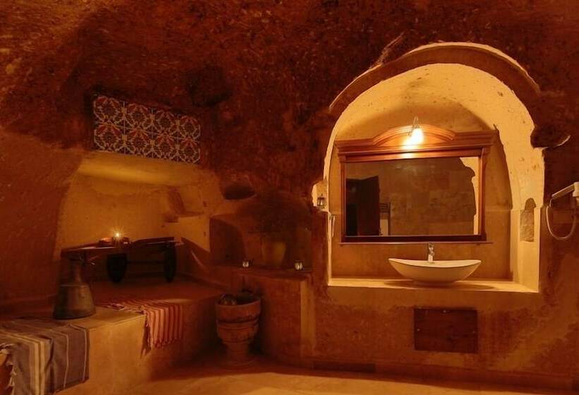 자쿠지 스위트, Jerveni Cave