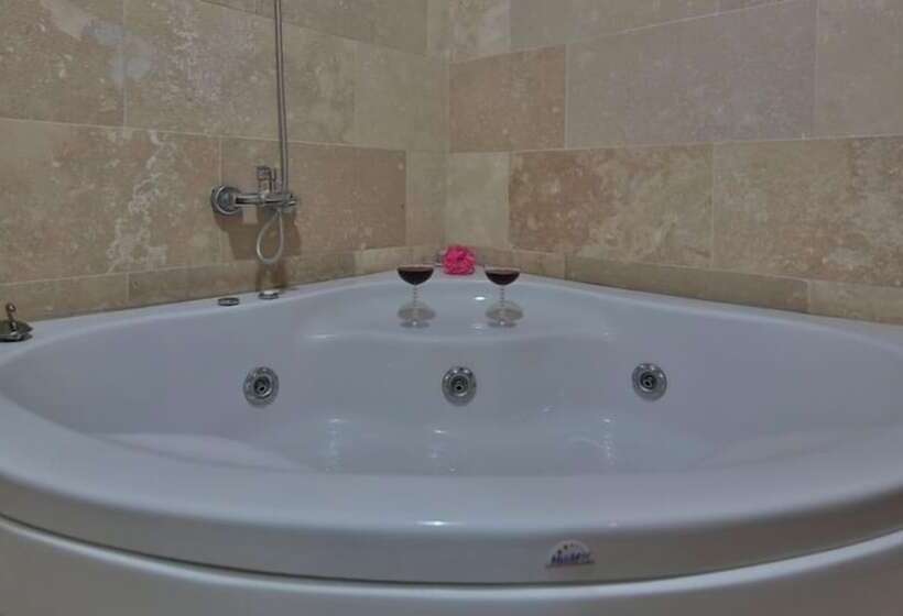 سوئیت با وان آب گرم, Jerveni Cave