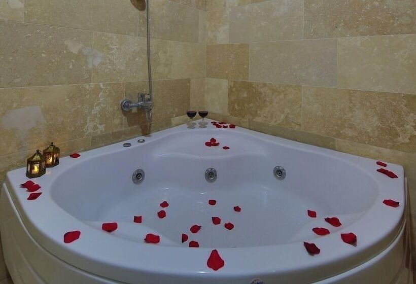 سوئیت با وان آب گرم, Jerveni Cave