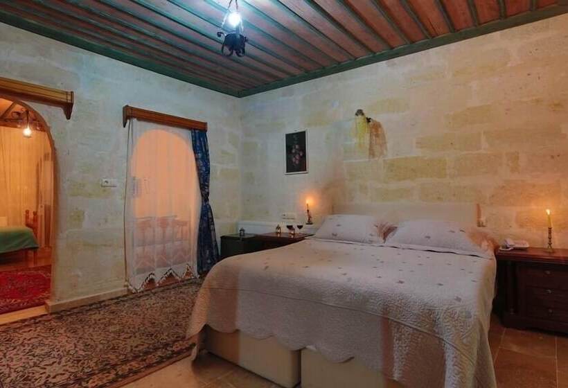 سوئیت با وان آب گرم, Jerveni Cave