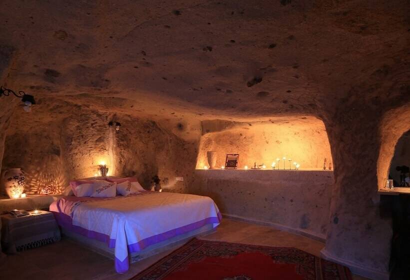 سوئیت با وان آب گرم, Jerveni Cave