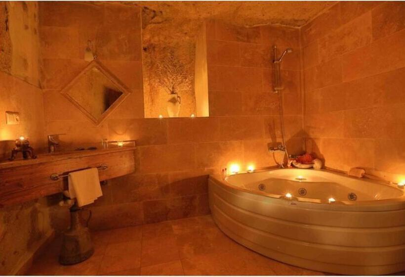 سوئیت با وان آب گرم, Jerveni Cave