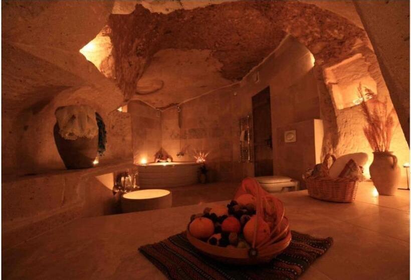 자쿠지 스위트, Jerveni Cave