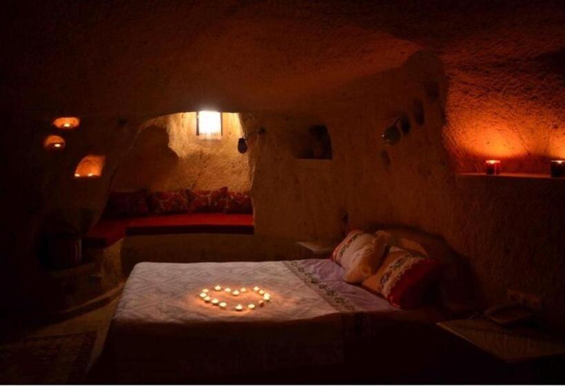 자쿠지 스위트, Jerveni Cave