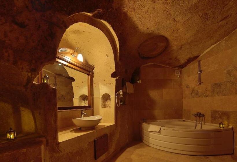 سوئیت با وان آب گرم, Jerveni Cave