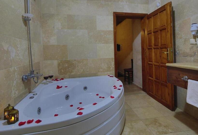 اتاق لوکس با وان آب گرم, Jerveni Cave