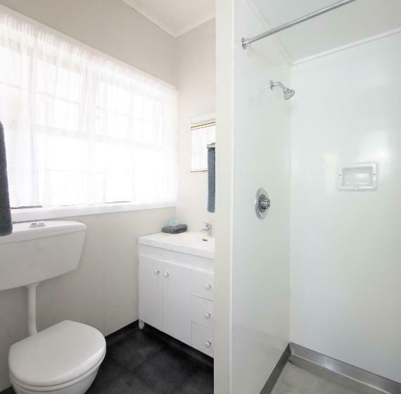 דירת שני חדרים, Riverlodge Motel