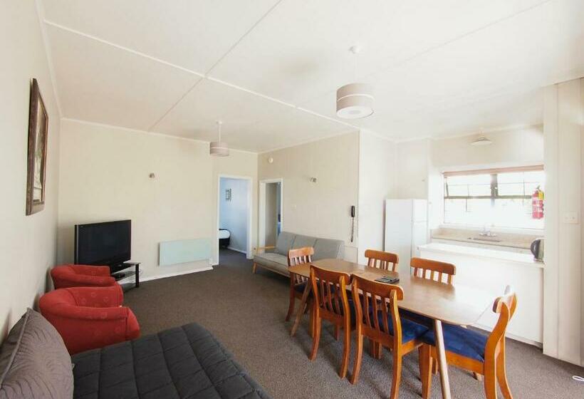 דירת שני חדרים, Riverlodge Motel